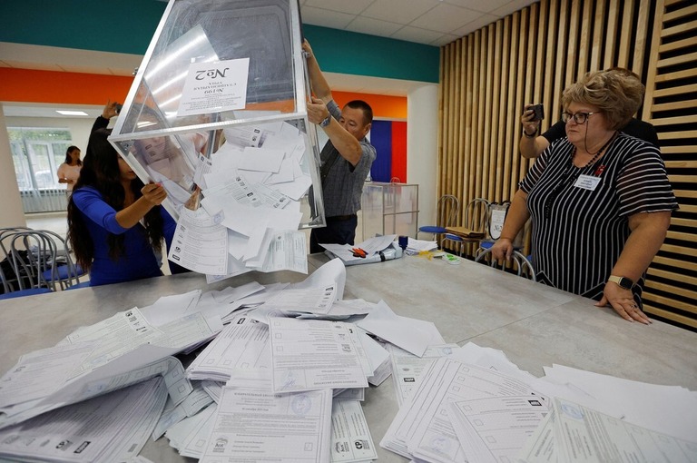 投票箱を空にする選管のメンバー＝１０日、ドネツク州
/Alexander Ermochenko/Reuters