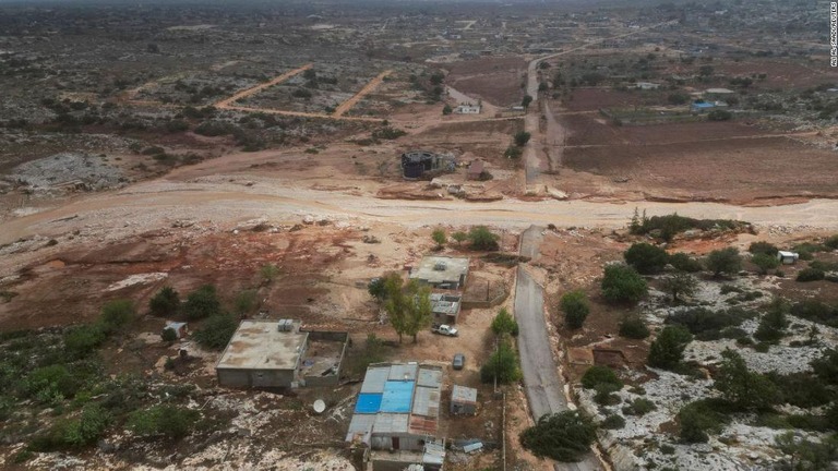 洪水被害のあったシャッハート市を空撮＝１１日/Ali Al-Saadi/Reuters