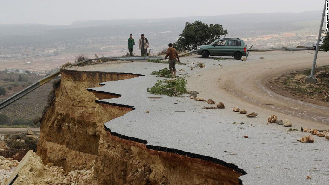 大雨で崩れた道路＝１１日、リビア・シャッハート/Omar Jarhman/Reuters