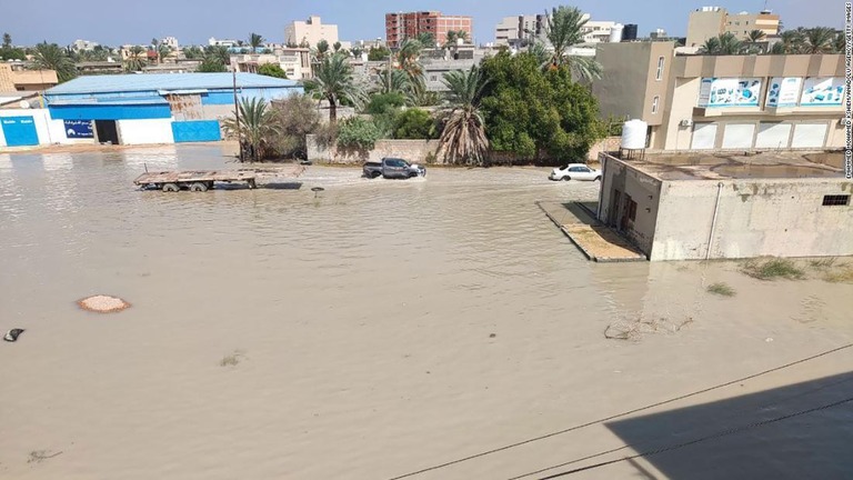 濁水に漬かったリビアの都市ミスラタの街路の様子/Emhmmed Mohamed Kshiem/Anadolu Agency/Getty Images