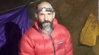 １０日ぶりに無事救出された米国人の洞窟探検家マーク・ディッキーさん