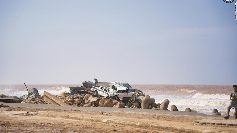洪水で押し流された車が海岸に重なる車＝１１日、デルナ/Libyan government/AP