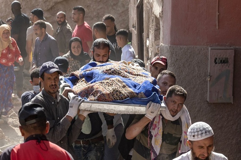 モロッコでの地震による犠牲者の遺体を運ぶ人々/Fadel Senna/AFP via Getty Images