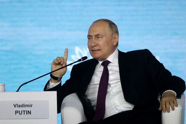 極東ウラジオストクで開催された東方経済フォーラムで発言するロシアのプーチン大統領/Getty Images