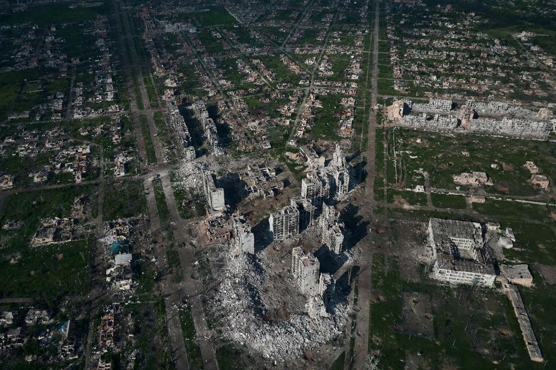東部ドネツク州で最も激しい戦闘が行われたバフムートの街の様子を空撮=2023年6月22日/Libkos/AP