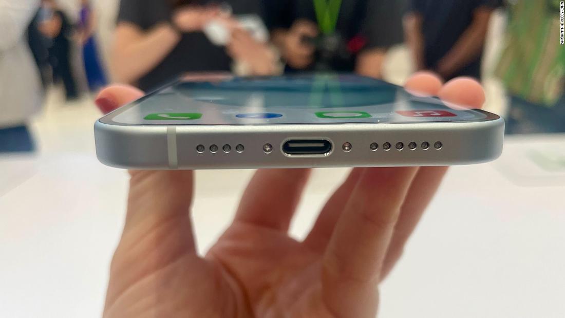 新モデルは充電コードにUSB―Cを使用。アップル独自のライトニングケーブルによる充電ポートの使用に終止符が打たれることになる/Samantha Kelly/CNN