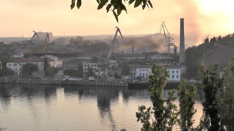 ウクライナ軍によるミサイル攻撃が報じられた造船所から立ち上る煙＝１３日、ウクライナ・セバストポリ/Reuters