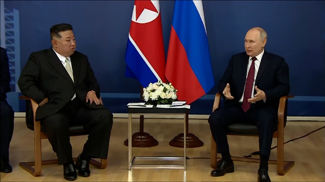 ロシアのプーチン大統領（右）と北朝鮮の金正恩総書記＝１３日、ロシア・アムール州のボストーチヌイ宇宙基地/Kremlin