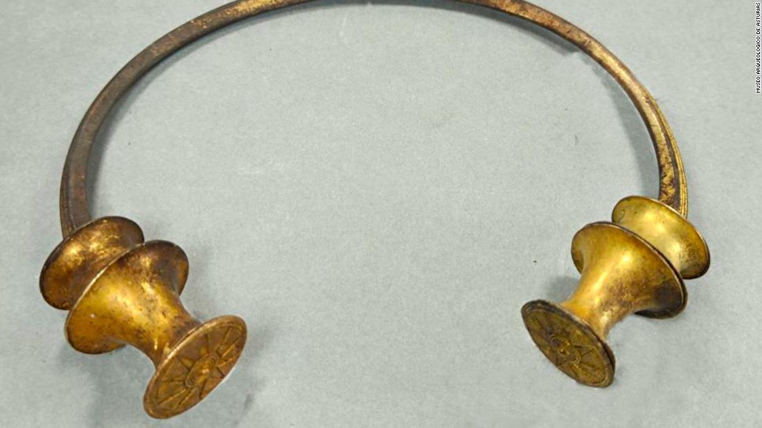 スペインで水道会社の従業員が２５００年前のネックレスを偶然見つける出来事があった