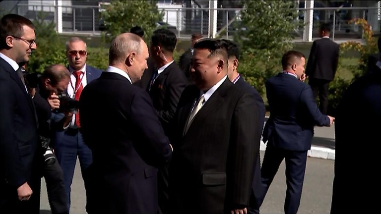 ロシア極東のボストーチヌイ基地で握手を交わした北朝鮮の金正恩（キムジョンウン）総書記とロシアのプーチン大統領＝１３日/KREMLIN POOL