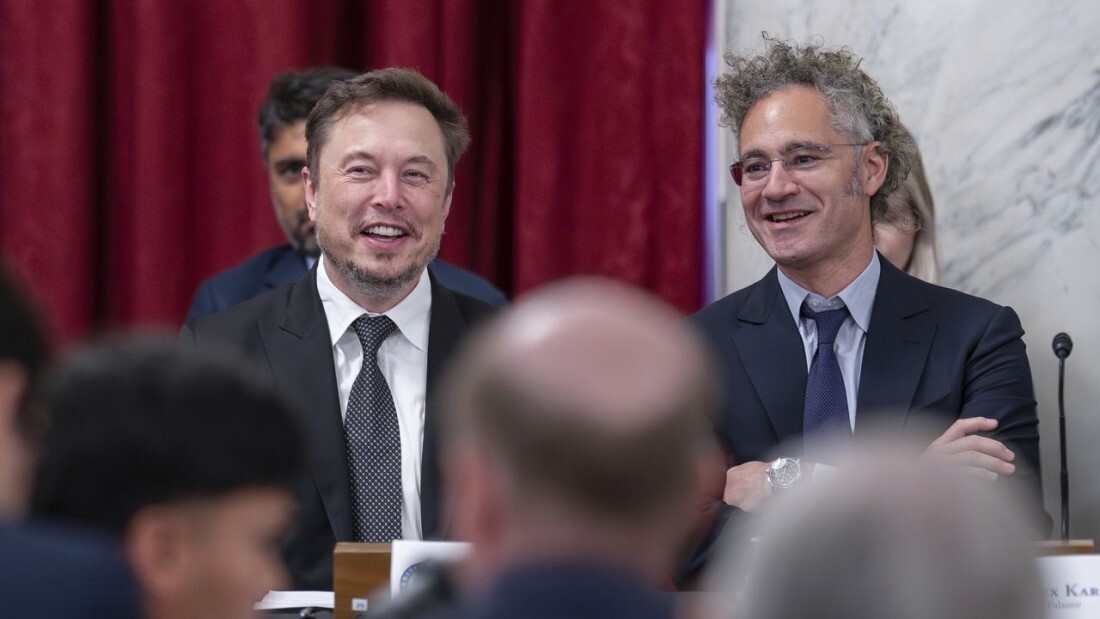 X(旧ツイッター)経営者のイーロン・マスク氏(左)と米パランティア・テクノロジーズCEOのアレックス・カープ氏/J. Scott Applewhite/AP