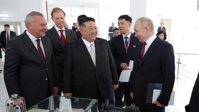 談笑するプーチン氏と金正恩氏。両者の会談の実態は、大部分が謎に包まれている/KCNA/Reuters