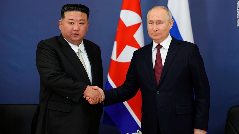 二国間関係などについて率直に意見を交わしたというプーチン氏（右）と金正恩氏/Vladimir Smirnov/Sputnik/AP