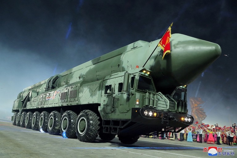 朝鮮戦争の休戦協定締結から７０年を記念する北朝鮮の軍事パレードに登場したミサイル/KCNA/Reuters