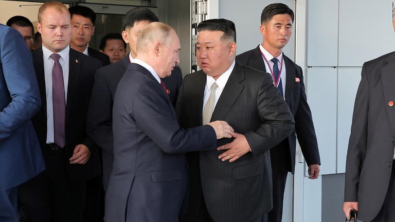 プーチン氏との首脳会談を終えた北朝鮮の金正恩氏が、航空機工場の視察に向かうという/KCNA/Reuters