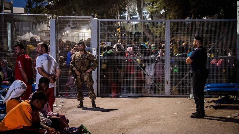 ランペドゥーザ島は殺到する大量の移民への対応に苦慮している/Alessandro Serranò/AFP/Getty Images