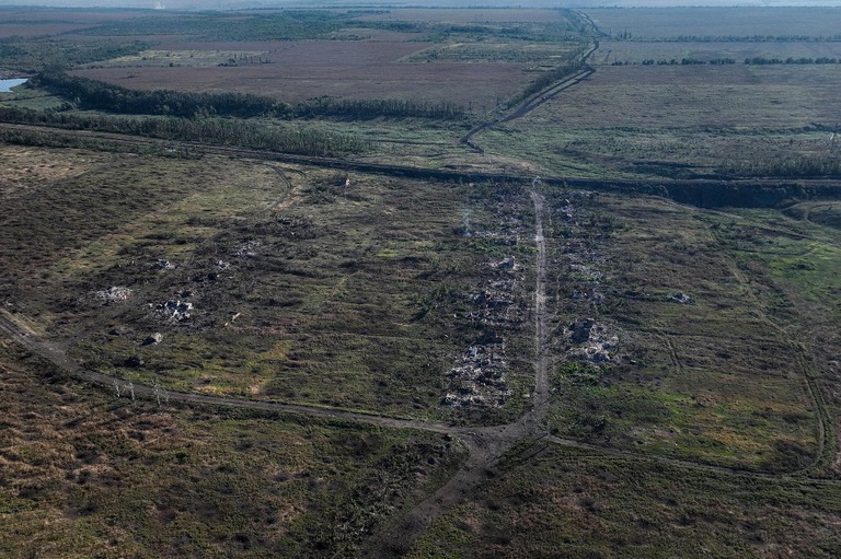 戦闘で家屋などが破壊されたアンドリーウカの上空からの画像＝９月６日撮影/Evgeniy Maloletka/AP