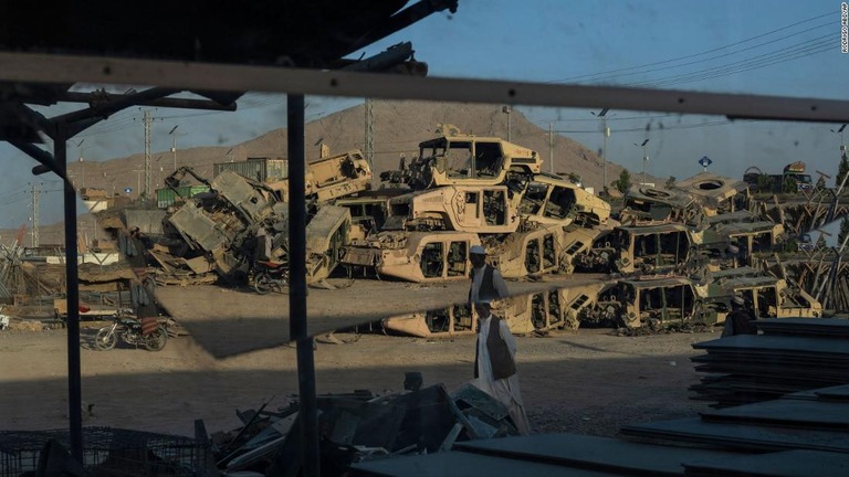 タリバンとの戦闘で破壊され、金属の廃材として売られる米軍車両＝カンダハル/Rodrigo Abd/AP