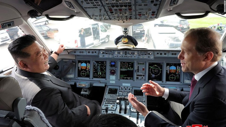 視察に訪れたロシア極東の航空機工場で、機体の操縦席に座る金正恩総書記（左）/KCNA/Reuters