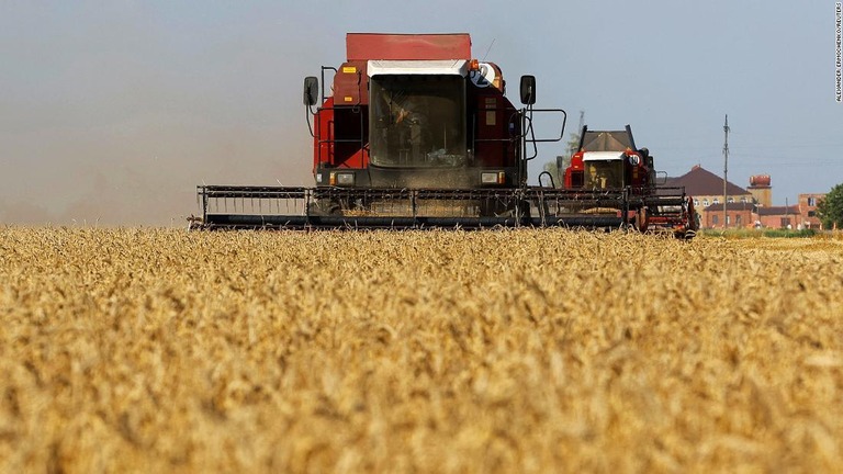 ロシア占領下のザポリージャ州で収穫を行うコンバイン/Alexander Ermochenko/Reuters