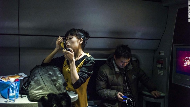 中国で、電車内での化粧を控えるよう呼びかけたキャンペーン動画をめぐり、ＳＮＳで論議が起きている/Fred Dufour/AFP/Getty Images