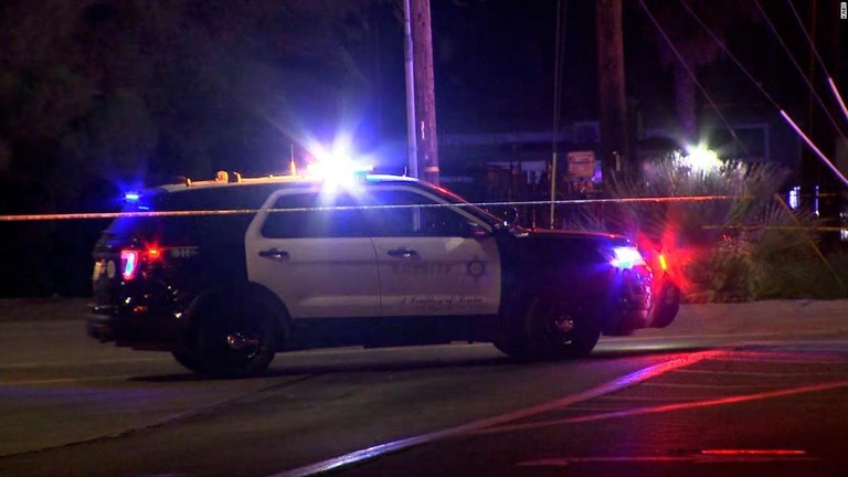 米カリフォルニア州で、パトカーに乗っていた保安官補が撃たれて死亡した/KABC