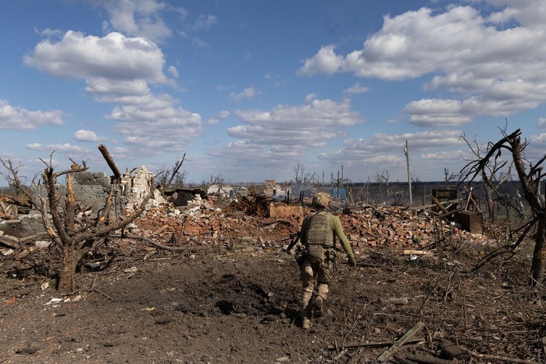 ウクライナ東部アンドリーウカの前線で、自軍の陣地に向かって走るウクライナ軍の兵士/Alex Babenko/AP