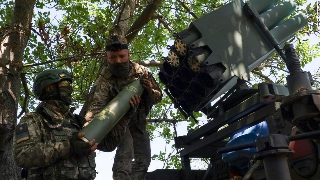 多連装ロケット砲に砲弾を詰めるウクライナ兵＝バフムート付近/Sofiia Gatilova/Reuters