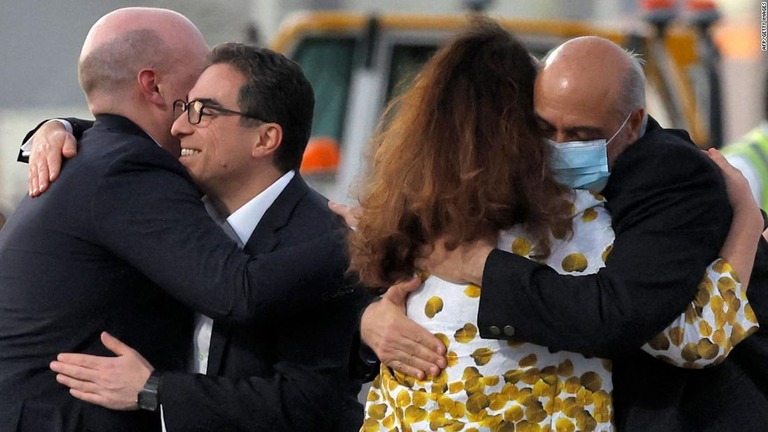 機体外で抱擁を交わすシアマク・ナマジ氏（左から２人目）とモラド・ターバズ氏（右）/AFP/Getty Images
