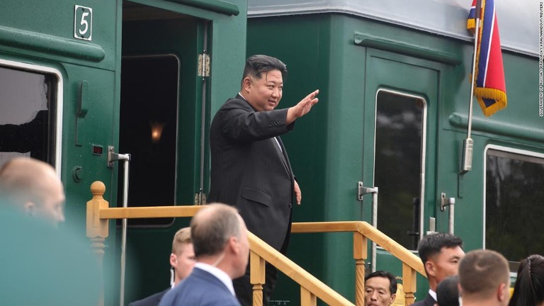 訪問先のロシアを後にする列車に乗り込む北朝鮮の金正恩総書記/Government of Russia's Primorsky Krai/Handout/Reuters