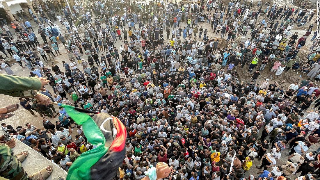 リビア議会のサレハ議長の解任を要求するデモ参加者/Hussam Ahmed/AFP/Getty Images
