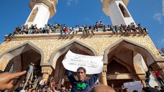 洪水発生から１週間、リビアで反政府デモ　今も数千人が行方不明
