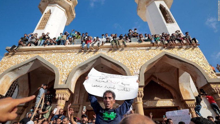 抗議活動を行う人々＝１８日、リビア東部の都市デルナのサハバモスク/Zohra Bensemra/Reuters