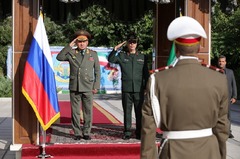 イラン訪問のロシア国防相、両国関係は「新たな高みに」