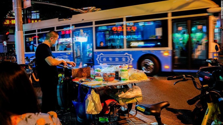 上海では料理にキュウリを加えたとして麺類販売業者に罰金が科されたという/Aly Song/Reuters/FILE