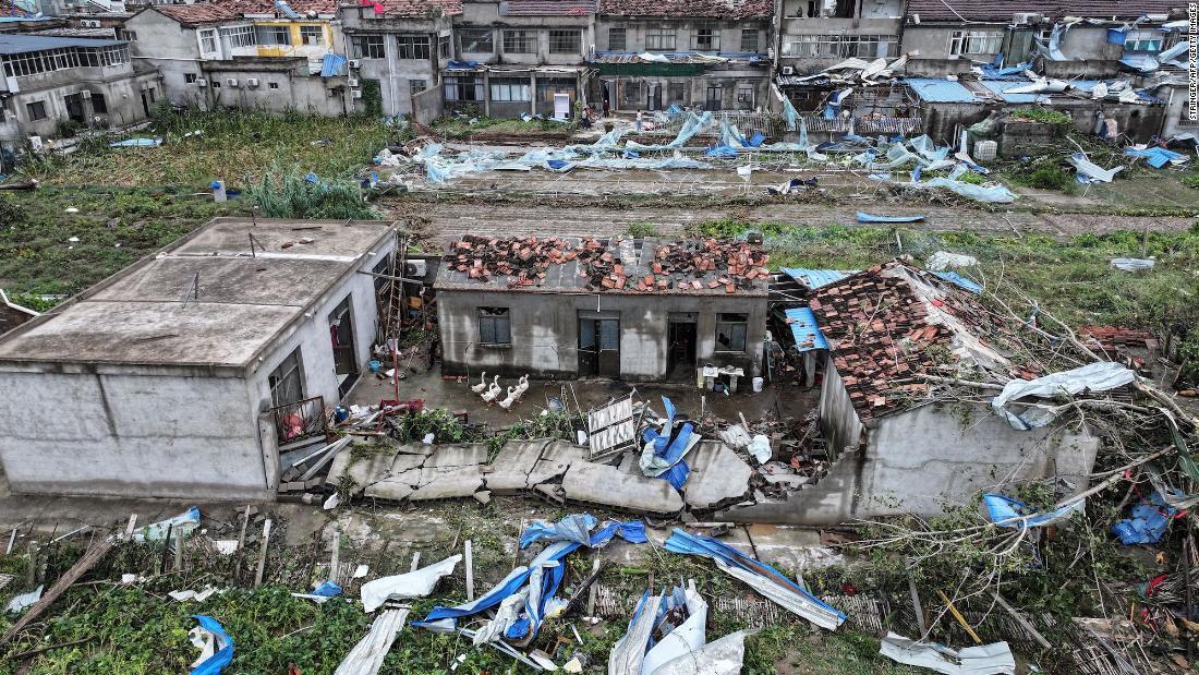 竜巻で被害を受けた建物=20日、中国・江蘇省宿遷市/Stringer/AFP/Getty Images