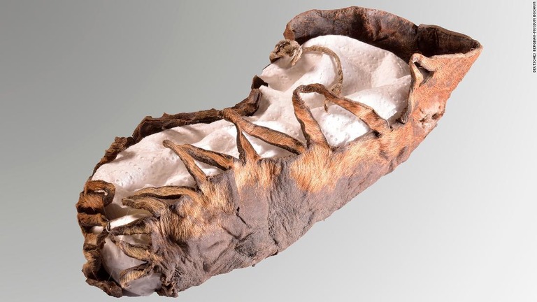 オーストリア西部で、２０００年前にさかのぼる子どもサイズの靴が発掘された/Deutsches Bergbau-Museum Bochum