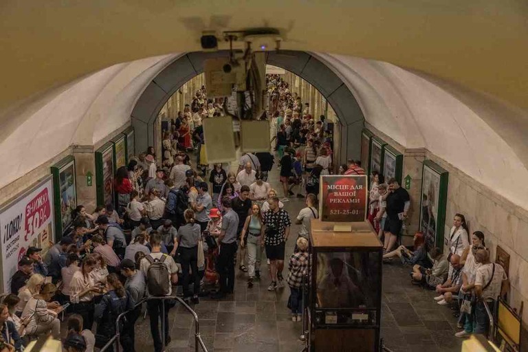 地下鉄に避難してきた人々＝８月２４日、ウクライナ首都キーウ/Roman Pilipey/AFP/Getty Images