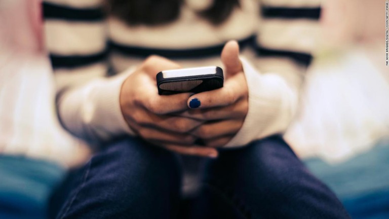 携帯電話を手にする１０代の少女/The Good Brigade/Digital Vision/Getty Images