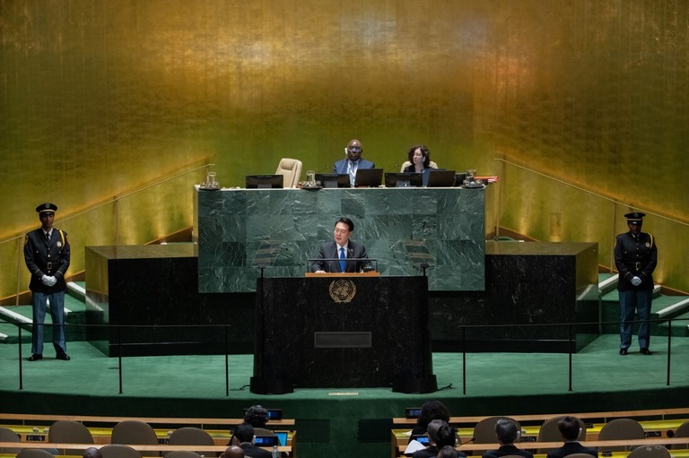 国連総会で演説する韓国の尹錫悦（ユンソンニョル）大統領/Jeenah Moon/Bloomberg/Getty Images