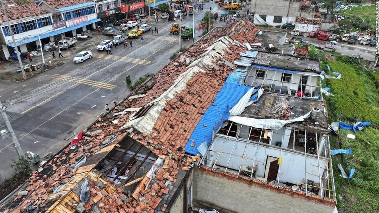 竜巻の被害を受けた建物＝２０日、中国東部・江蘇省宿遷市/CFOTO/Future Publishing/Getty images