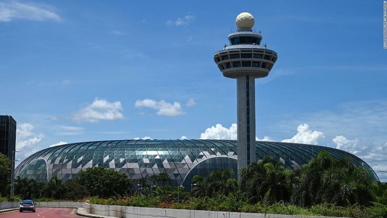 シンガポールのチャンギ空港が来年、旅券提示不要の出国審査手続きを導入するという/Roslan Rahman/AFP/Getty Images