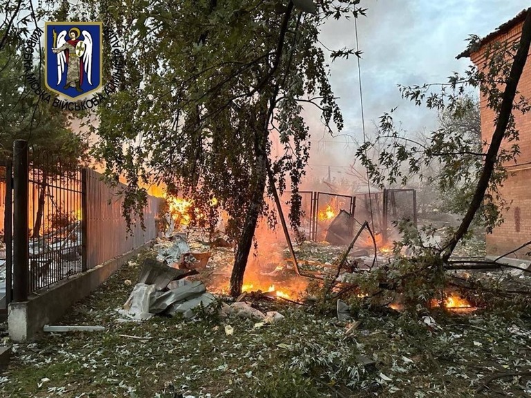 ウクライナ首都キーウの市内では、ロシア軍による攻撃で被害が出た/Kyiv City Military Administration
