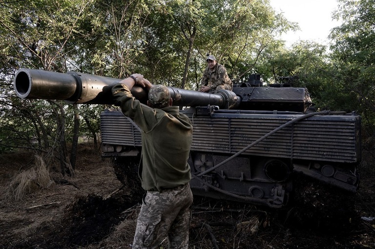 ザポリージャ州トクマクに向けた前線に配備されたウクライナ軍第４７旅団の兵士/Vincenzo Circosta/Anadolu Agency/Getty Images