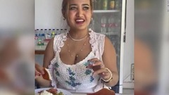 イスラム教の祈り唱えて豚肉食べる動画を投稿、女性に禁錮２年の判決　インドネシア