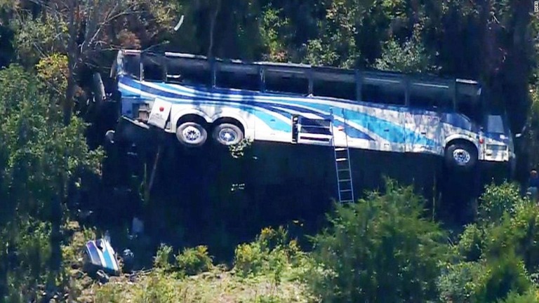 米ニューヨーク州の州間高速道路でハイスクールの生徒を乗せたバスが横転し、大人２人が死亡/WCBS