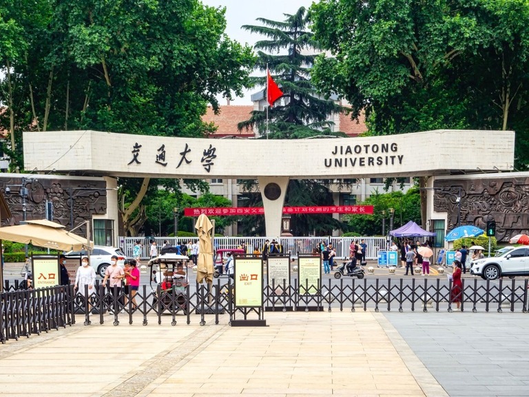 中国の西安交通大学が英語を卒業条件としない方針を示した/Roberto Machado Noa/Shutterstock