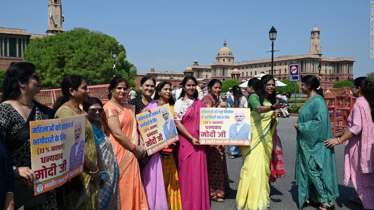 議席の３分の１を女性に割り当てる法案がインド議会で可決されたことを喜ぶ女性たち/Sonu Mehta/Hindustan Times/Getty Images