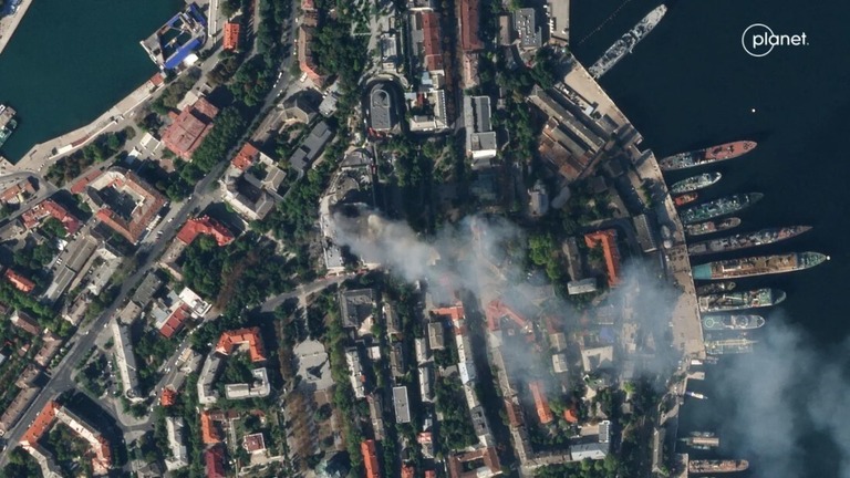 黒海艦隊司令部から立ち上る煙を捉えた衛星画像/Planet Labs PBC/Handout/Reuters