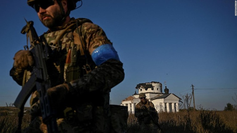 偵察任務を遂行するウクライナ軍兵士＝７日/Stringer/Reuters